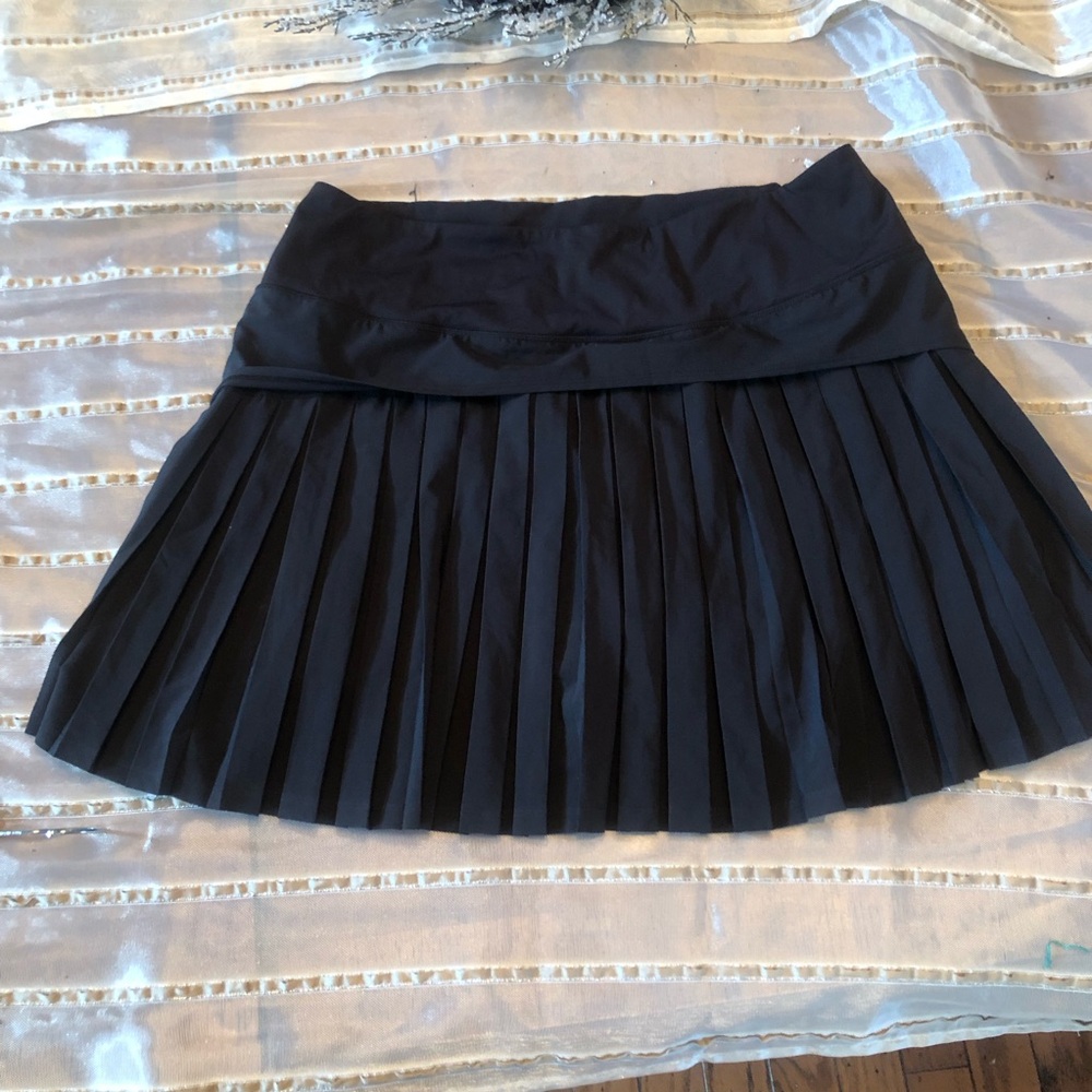 Black Pleated Women’s Skirt sporty size 2xl EUC built shorts